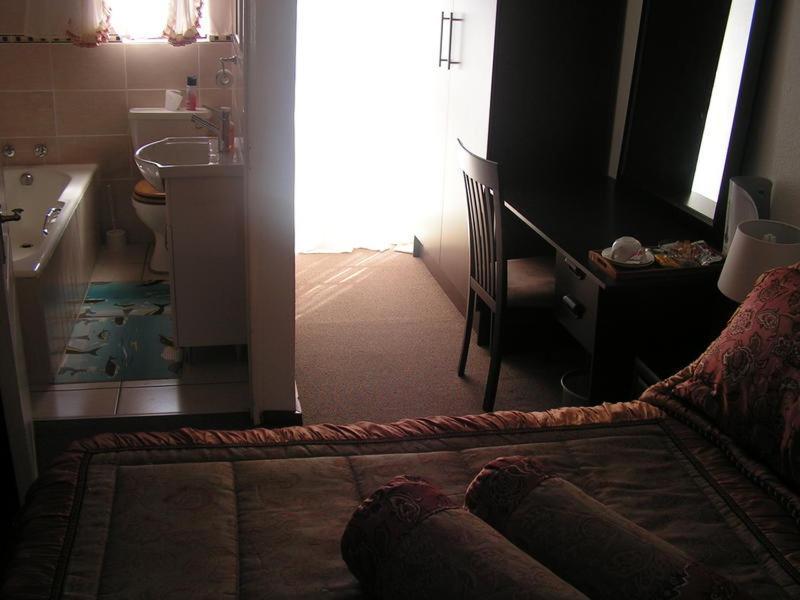 Moshitametsi Guesthouse Kempton Park Bagian luar foto