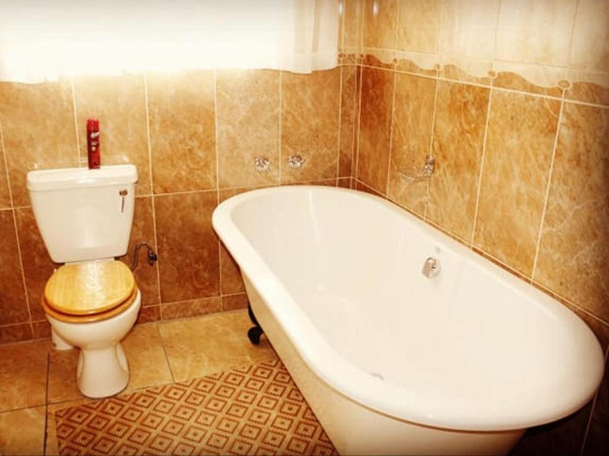Moshitametsi Guesthouse Kempton Park Bagian luar foto