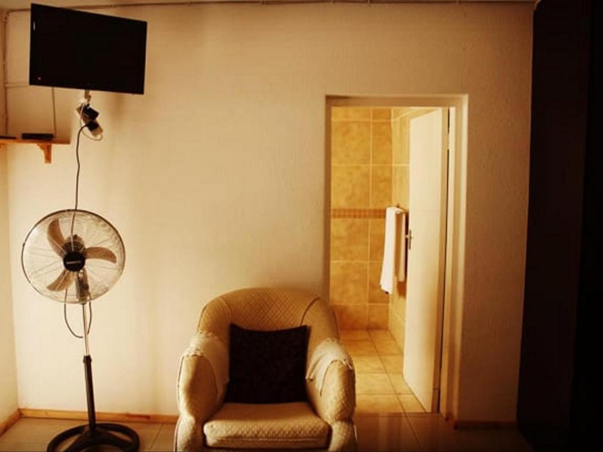 Moshitametsi Guesthouse Kempton Park Bagian luar foto
