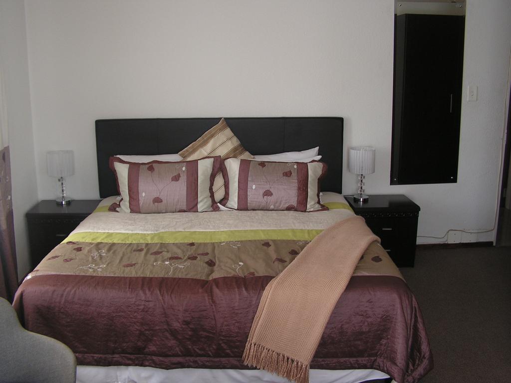 Moshitametsi Guesthouse Kempton Park Ruang foto