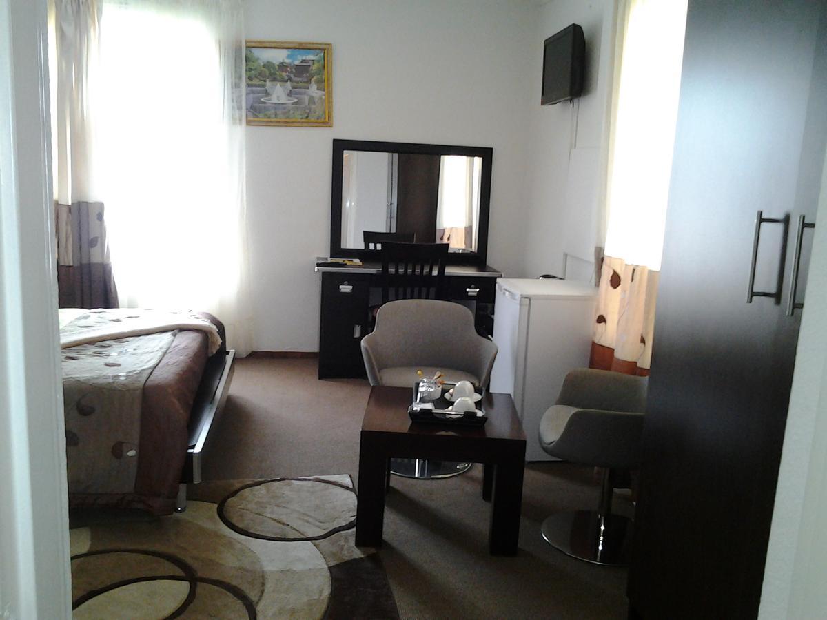 Moshitametsi Guesthouse Kempton Park Bagian luar foto