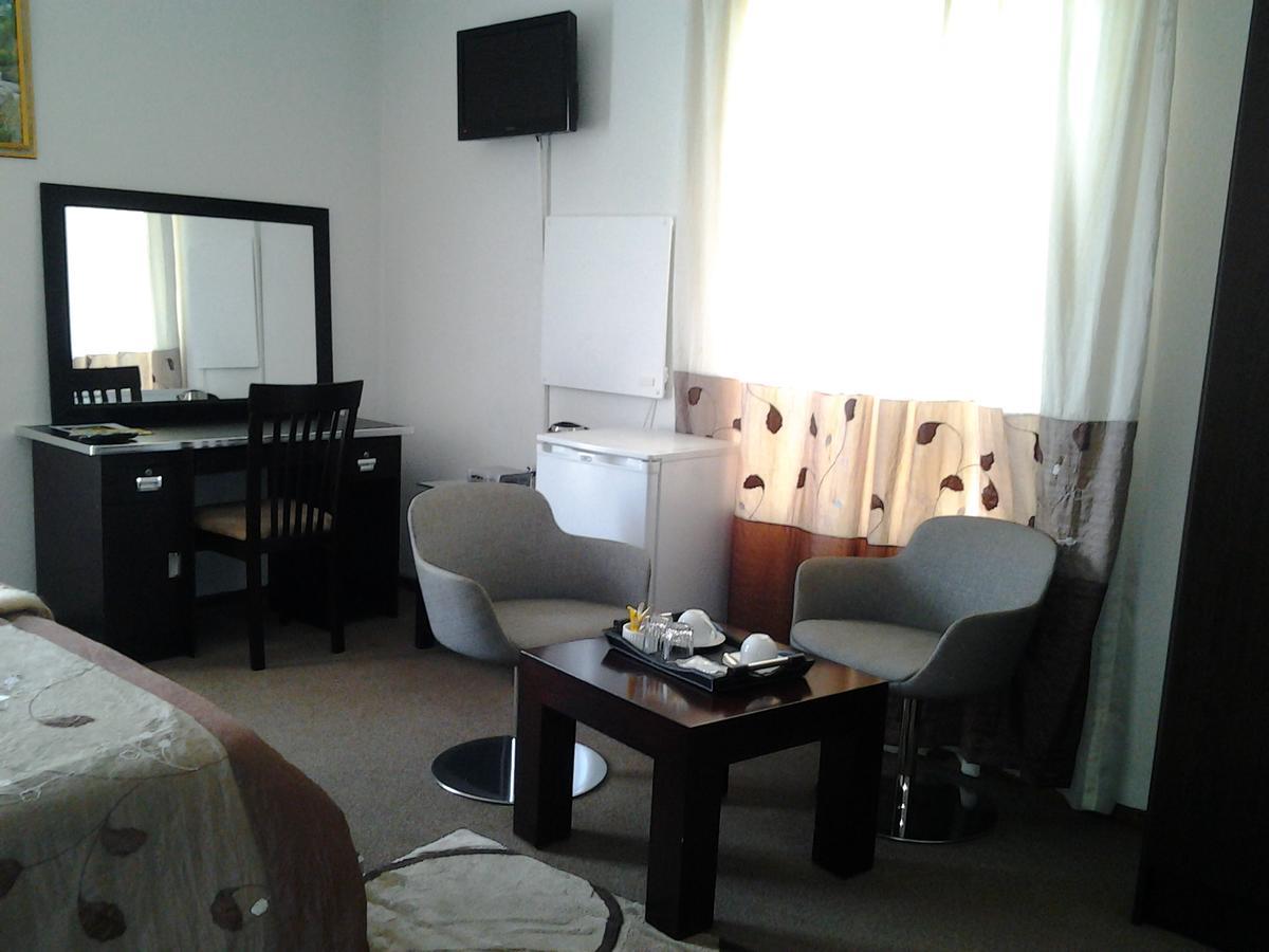 Moshitametsi Guesthouse Kempton Park Bagian luar foto