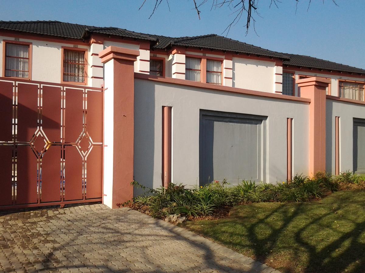 Moshitametsi Guesthouse Kempton Park Bagian luar foto