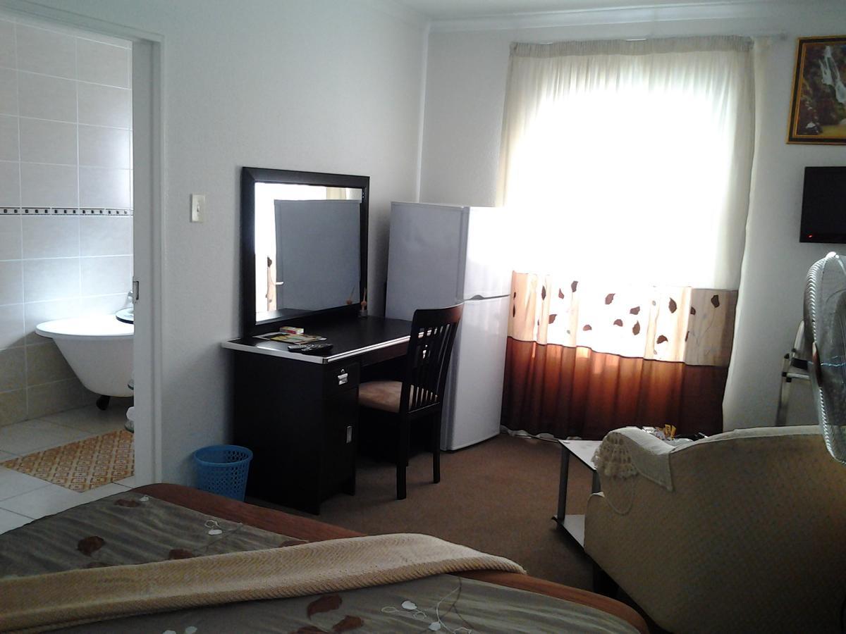 Moshitametsi Guesthouse Kempton Park Bagian luar foto
