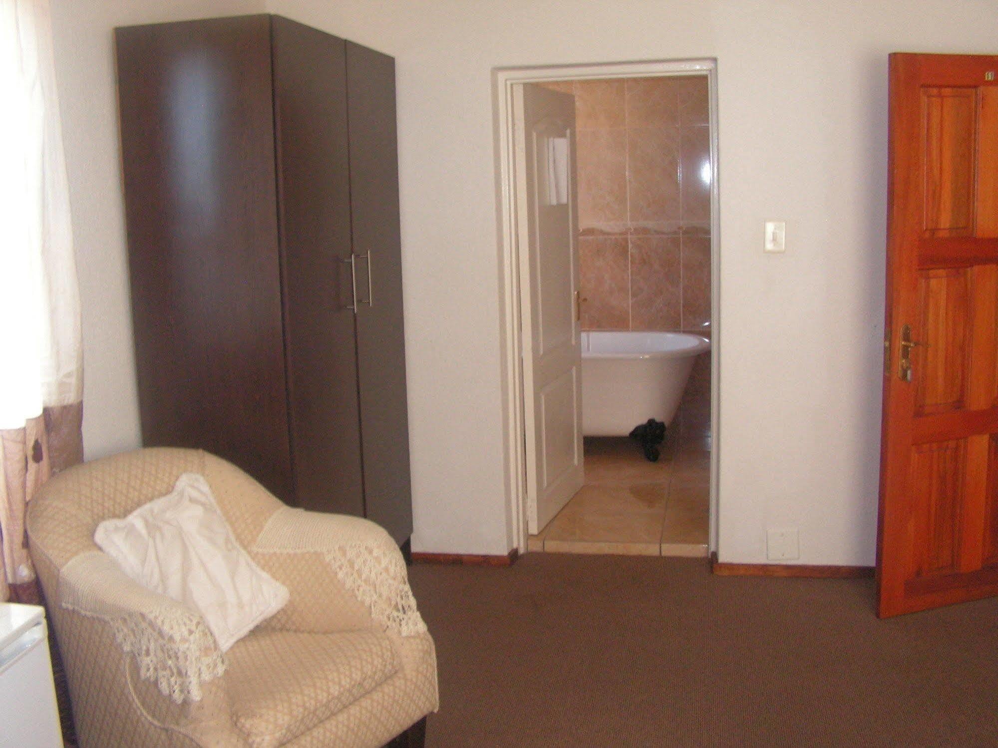 Moshitametsi Guesthouse Kempton Park Bagian luar foto