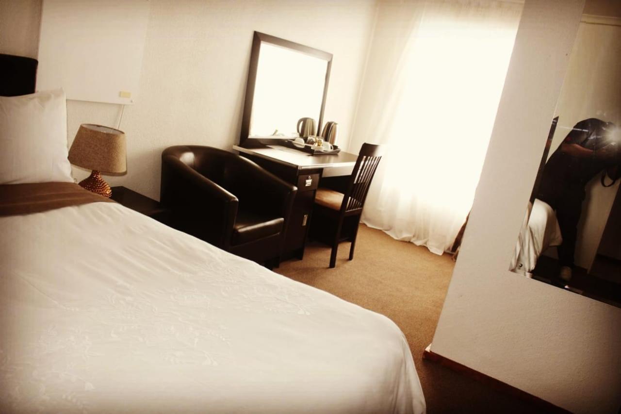 Moshitametsi Guesthouse Kempton Park Bagian luar foto