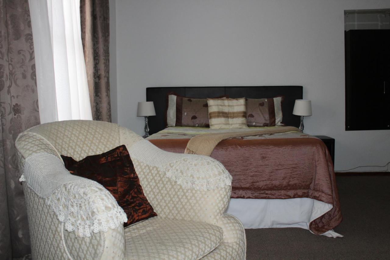Moshitametsi Guesthouse Kempton Park Bagian luar foto